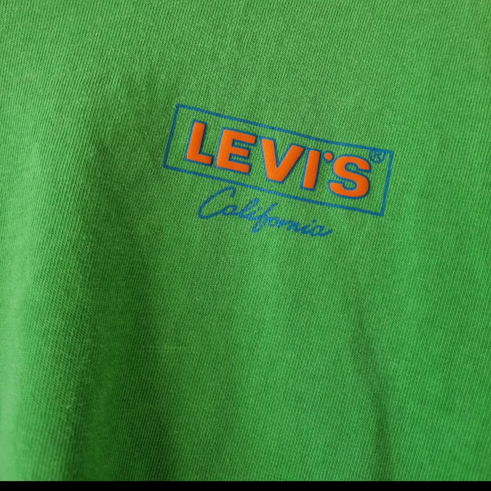 Oversized Tshirt från Levis. Använd 1 gång så är som ny. Väldigt skönt material. Köptes för 400kr. Skicka pm för frågor😊 . Toppar.