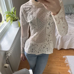 Blus  - Säljer denna jätte fina blus/ tröja som är ”genomskinlig”💖Skriv om du har frågor eller är intresserad!!