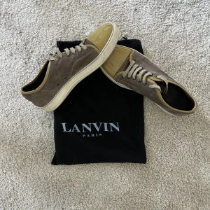 Lanvins skor 44-45 - Oerhört snygga skor till ett bra pris.  9/10 skick.  Väldigt bekväma men stilrena framförallt.  Hör av er kring funderingar.  Byten går även bra. 