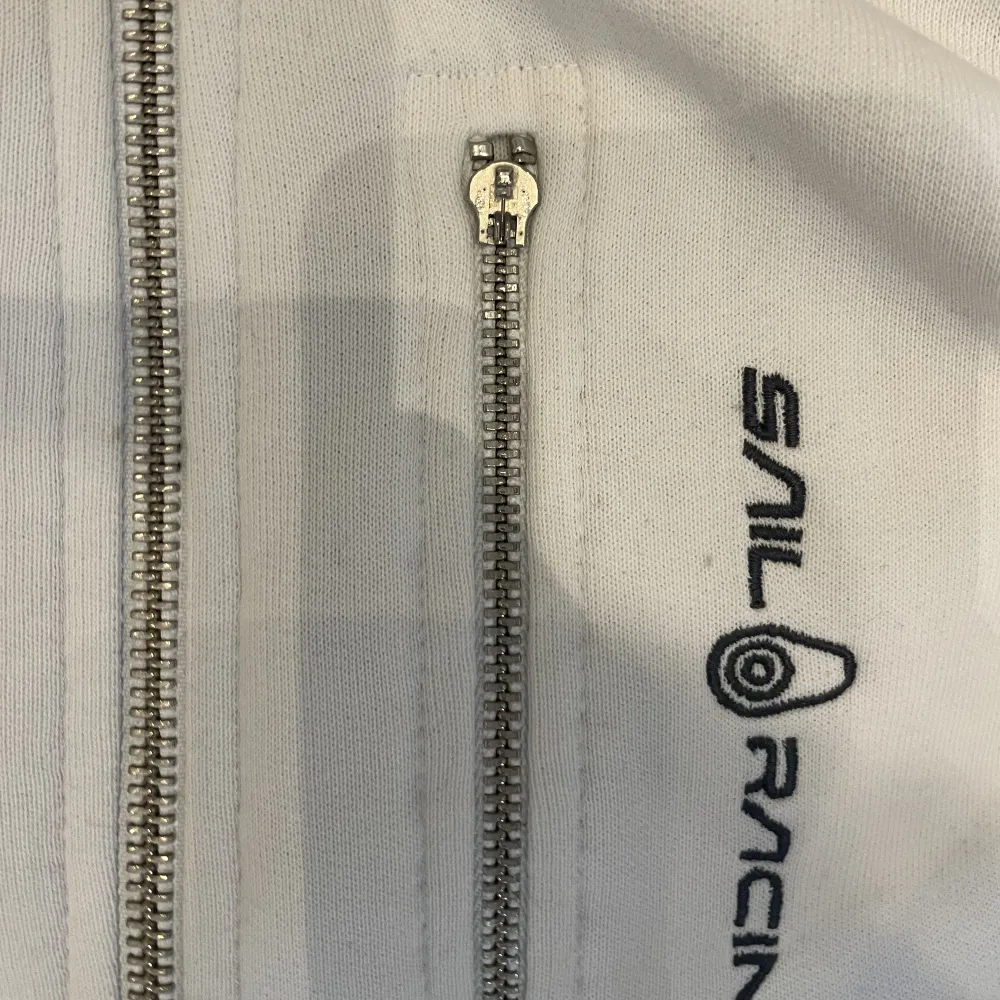 En vit Sail racing hoodie i storlek 160. Inga märken eller defekter utom att dragkedjelöparen vid bröstfickan ramlat av.. Tröjor & Koftor.