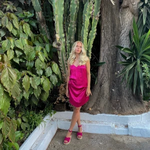 Klänning - Superfin rosa klänning från H&M med slits ❤️