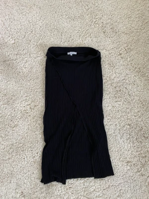 Kjol - Svart snedskuren kjol från chiquelle storlek xs💓