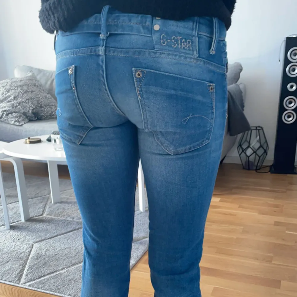 Skit snygga G star jeans som är oanvända. Säljer då de inte passade. Bilderna är på min kompis som är 173. Kom privat för fler funderingar☺️. Jeans & Byxor.