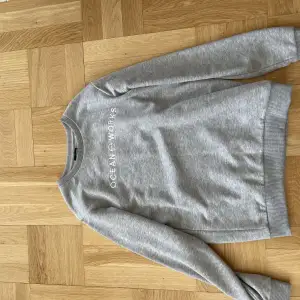 En helt oanvänd sweatshirt