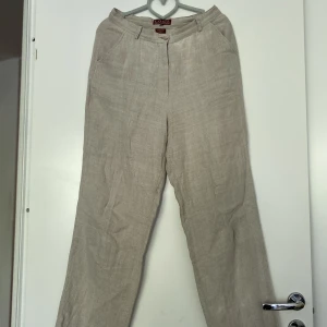 Vintage linnebyxor - Säljer mina fina linnebyxor då de är för stora för mig. De är mer vita än vad som syns på bilden. Köpta på myrorna. Använda få gånger. Skriv om du har frågor :)