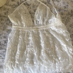 Studentklänning  - Jättevacker studentklänning som dessvärre är för stor för mig. Beställt från light in the box och kunde ej skicka tillbaka pga fraktkostander. Därför säljer jag denna fina klänning slm tyvärr inte kom till användning💕