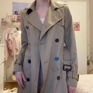 beige kappa - beige kappa från hm. perfekt skick, säljer för att jag inte använder den längre. färgen är mest “accurate” på första bilden!💕