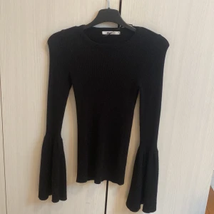 Svart tröja med vida armar - Storlek xs men kan passa större storlekar. Använd fåtal gånger Står ej för frakt eller för postens slarv 