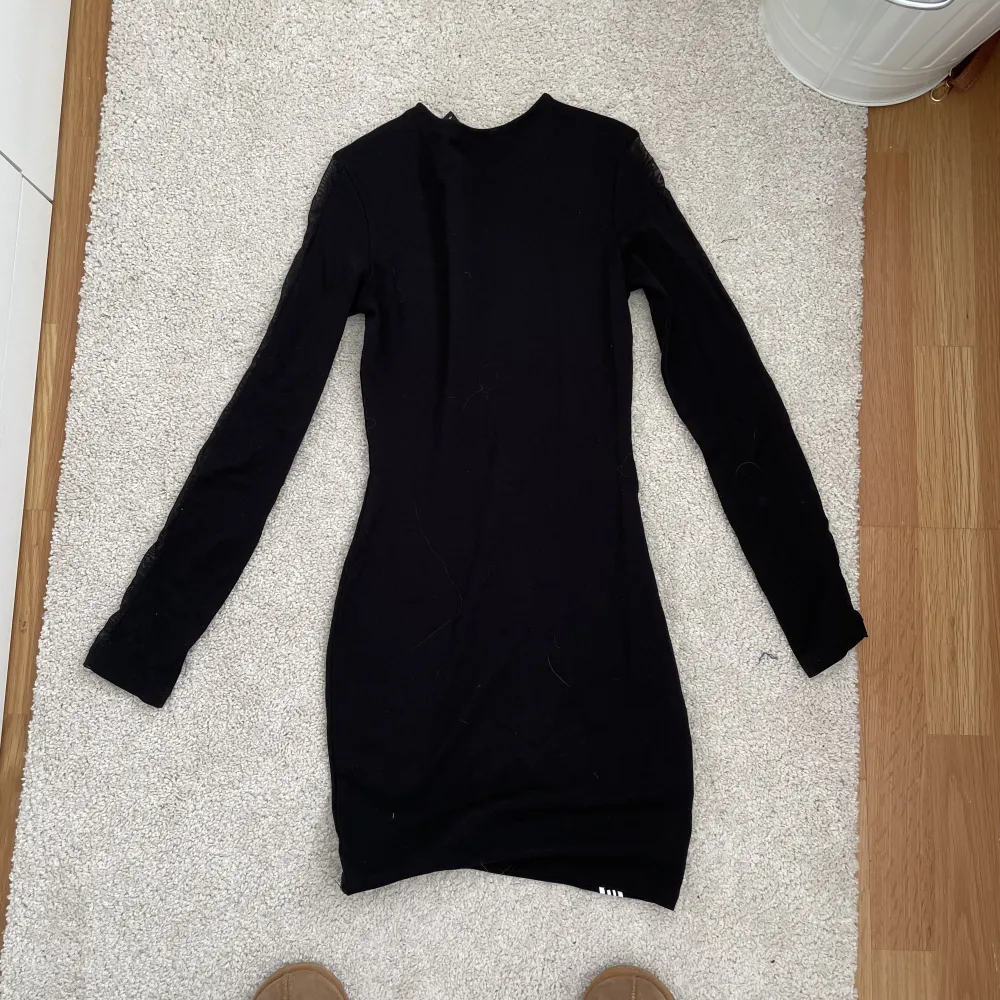 Svart långärmad klänning från HM  Skön och snygg men används inte längre    100kr (står inte för frakten) . Klänningar.