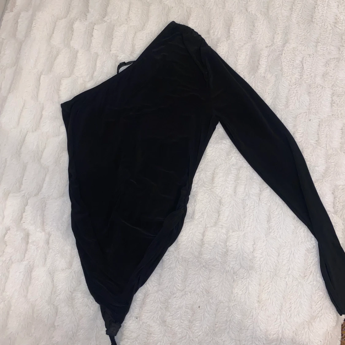 One shoulder svart top