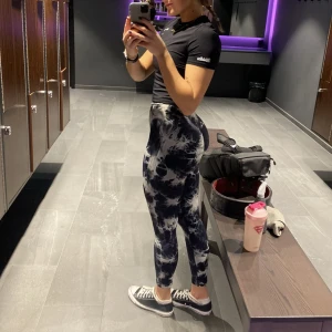 Träningstights  - Träningstights från Peach som är använda 2 gånger. Sitter supersnyggt på☀️🥰 Storlek xs men passar även mig som brukar ha Small (Skriv om ni är intresserade)