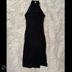 Klänning med slits  - Tajt klänning med slits på sidan, använd en gång 