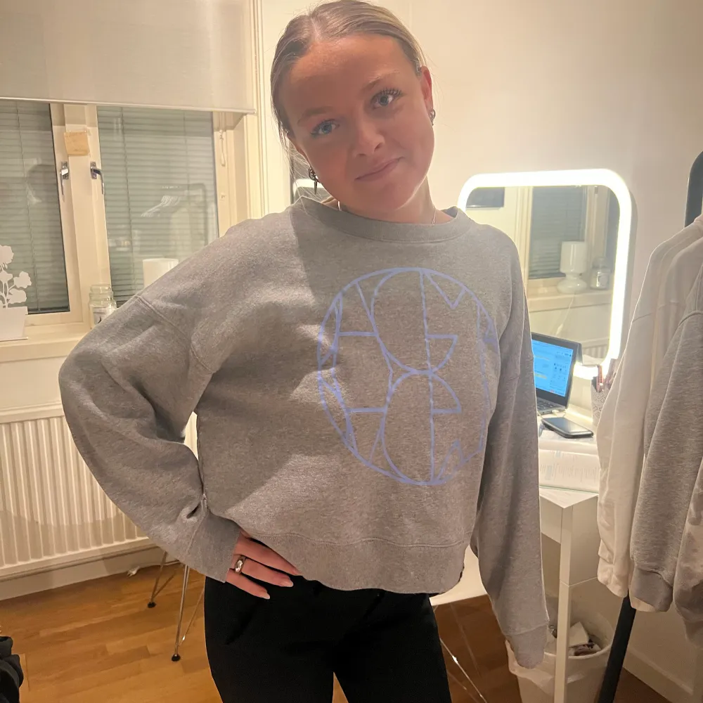 Säljer min Dagmar sweatshirt då den inte kommer till användning längre. nyskick och knappt använd. Nypris 1500kr. Hoodies.