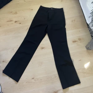 Bootcut kostymbyxor  - Svarta kostymbyxor från bikbok med bootcut.