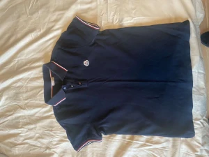 Moncler pike - Moncler pike perfekt till sommaren! 9/10 skick och inga skador osv. Vi på blanco säljer denna endast för 1300kr då nypris på den är runt 2,5! Tveka inte på höra av er! Mvh blanco