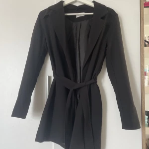 Only - En svart kappa från only. Säljer den då den är för liten för mig. 