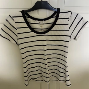 Tröja - Säljer denna fina tröja då jag aldrig har använt den. Prislappen är kvar och den är i fint skick🫶🏻