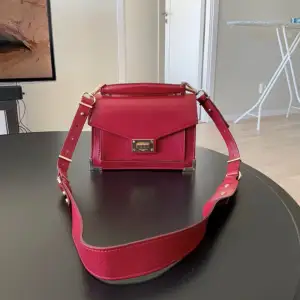 Wonderful handbag from The Kooples, red leather with high quality  A small defect but invisible when the zip is on    Dimensions : H 15 cm x L 21 cm x P 9 cm