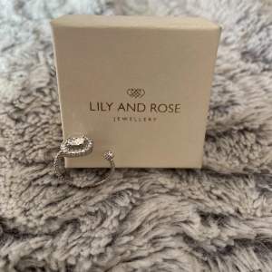 Jättefin ring från LILY and ROSE som är helt ny och oanvänd. Hör av dig vid intresse 🩷Frakt tillkommer (denna annons finns ute på andra sidor)