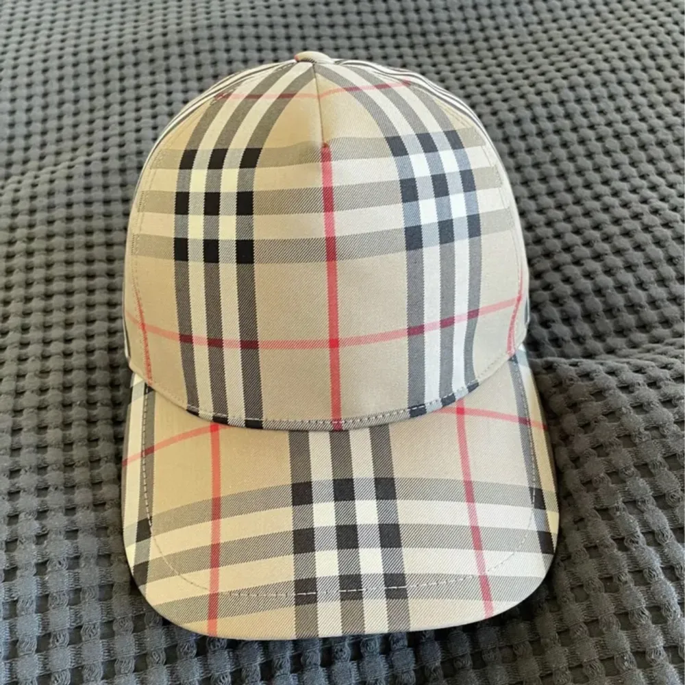 Hejsan! Säljer nu min burberry keps i storlek S då jag bestämt för att jag istället vill köpa en Salvatore ferragamo keps! Skicket på kepsen är super! Knappt använd själv betalade jag 3100kr! Priset kan diskuteras för fler bilder skriv PM! :). Muu.