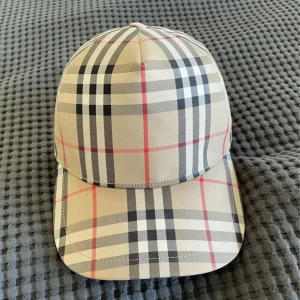 Burberry keps - Hejsan! Säljer nu min burberry keps i storlek S då jag bestämt för att jag istället vill köpa en Salvatore ferragamo keps!  Skicket på kepsen är super! Knappt använd själv betalade jag 3100kr! Priset kan diskuteras för fler bilder skriv PM! :)
