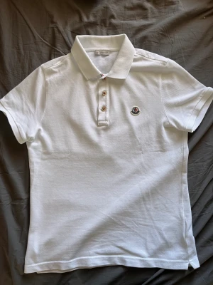 Moncler pike - Helt ny moncler pike med box, tags och kvitto. Perfekt till sommaren. Vi på Blanco säljer denna för 1,500kr då ny pris på denna är 2,500kr. Pris går diskutera  Tveka inte på höra av er mvh Blanco