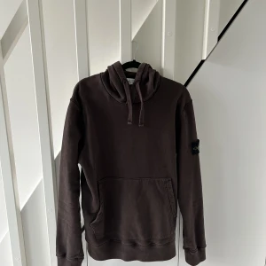 Stone island  - Säljer min hoddie då den ej används bra skick på tröjan å på loggan, skicka 8/10 kan gå ner lite i pris vid snabb affär men då står köparen för frakten 