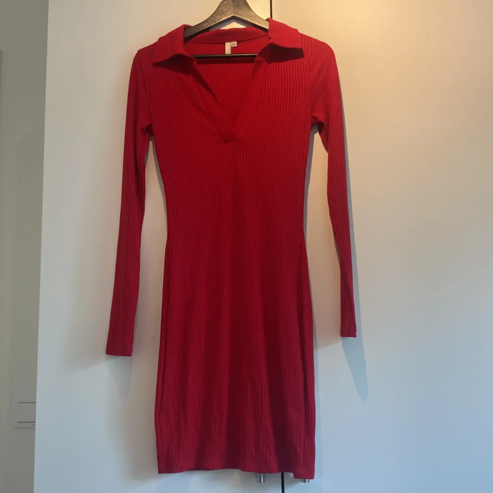 En röd ribbad klänning med krage från NLY trend i storlek XS. Köpte den för att ha den till jul men den kom aldrig till användning så därför har jag valt att sälja den. . Klänningar.