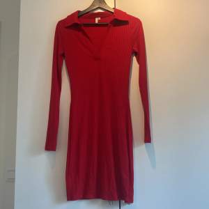 En röd ribbad klänning med krage från NLY trend i storlek XS. Köpte den för att ha den till jul men den kom aldrig till användning så därför har jag valt att sälja den. 