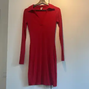 En röd ribbad klänning med krage från NLY trend i storlek XS. Köpte den för att ha den till jul men den kom aldrig till användning så därför har jag valt att sälja den. 