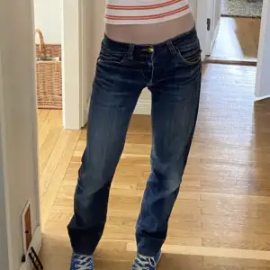 Jätte fina blå lågmidjade jeans, sitter lite baggy då dem är stora. Bilden är från tjejen jag köpte från o säljer vidare just då dem är för stora på mig❤️