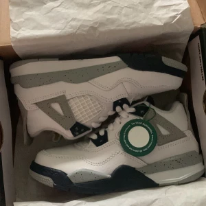 Jordan 4 - Säljer skorna för att jag råkade beställa fel storlek det är 10.5C vilket är storlek 27,5 så om du har ett barn som behöver skor är det bara att du hör av dig! 