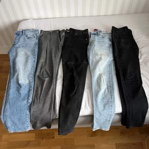 Rensar gaderoben på jeans, chinos och shorts. Det är byxorna från märken som jack & Jones , Weekday och Lee. Storlekarna är mestadels från 29/34 till 33/34. Vill bara bli av med det så om någon behöver byxor billigt hör av er! Finns i Växjö. 