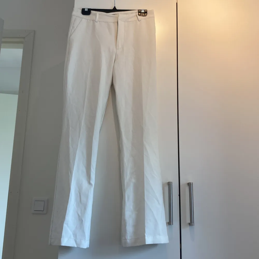 Vita kostymbyxor som är lite vida i benen, från bikbok i storlek 40.. Jeans & Byxor.