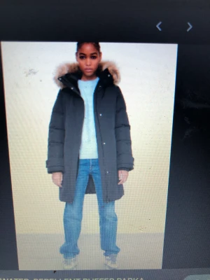 Jacka - Fannsbättre bilder på nätet  Om ni är intresserade kan skicka mer bilder på den privat Storlek S  Använd Max 7 gånger  Köpte för 1500 men säljer för 900 och kan gå ner i pris