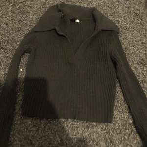 Svart topp  - Jätte fin svart topp med lite långa armar💕 den är lite tight runt bysten men annars den är jätte bekväm, passar jätte bra med jeans! 