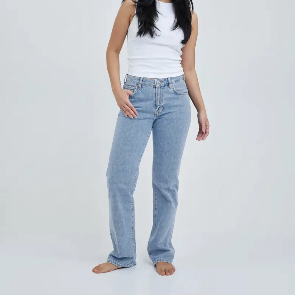 Säljer mina lågmidjade Never Denim jeans som är köpta ifrån BikBok (Low straight 550 jeans). Dom är i storleken Waist 24 Length 32. Använda fåtal gånger, som nya!💓 Ordinarie pris är 699kr men säljer för endast 250+ frakt❣️. Jeans & Byxor.