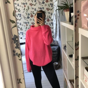Neon rosa stickad tröja - En lång stickad tröja från Esprit i storlek S, inte alls stickig 🤍Köpt för några år sedan i Nederländerna man inte använd, kostade förmodligen mellan 600-800kr som ny 🤍 Säljer då jag inte kan ha krage 🤍