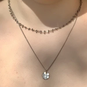 Halsband  - Fint halsband som tyvärr inte kommer till användning. Storleken går att justera. Farkt blir 18 kr 🤍