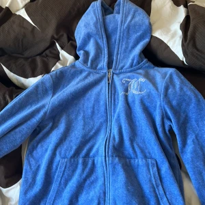 Juicy kofta(blå) - Detta är min gamla juicy kofta i färgen blå. Den är inte sönder o har använt den 3 gånger. Den ät som sagt hel bara att jag tröttnat på färgen o den är för stor för mej. Skriv till mej privat om du e intresserad 💞