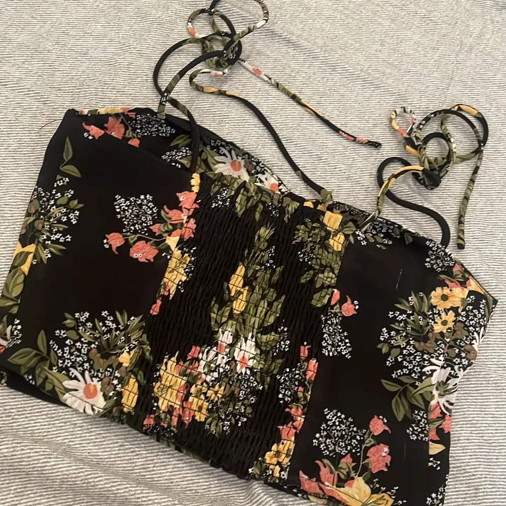 Very beautiful piece fit for the summer. Size is L - fit for M. You can tie both side to the desired length, the length of the strings on each side are pretty long.. Toppar.