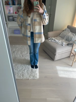 Vårjacka - En super fin vårjacka ifrån H&M, lite oversized. Använd bara ett par gånger och helt i nyskick. Köpt för ca 400kr 