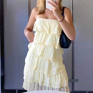 En sommardröm till klänning köpt i Österlen🥰Otroligt vacker i en ljusgul nyans! Går även att använda som en längre kjol. Stretchigt material, funkar därför i strl från XS till M, jag är S. Skriv till mig för att få ännu fler bilder på klänningen☀️
