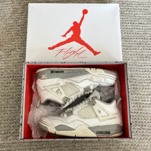 Jordan 4 oreo - Jordan 4 oreo ⚪️ Skick: Okej! 👌🏼 Äktahetsbevis finns, kartong medföljer! Nypris: ca 6500kr  Perfekta nu inför sommaren ☀️ Vid frågor och funderingar är det bara skriva ✍️ 