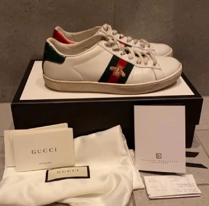 Gucci skor - Säljer dessa Gucci skor pga att ja inte får användning av dom💗 skorna är köpta för nåra månader sedan och dom har nåra få defekter(därav priset)❣️kan även tänka mig att sänka priset💓(lånade bilder)