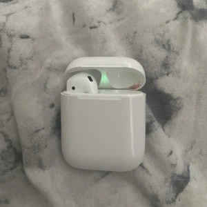 AirPods 2 - Säljer mina Airpods inga skador alls på de (bara vänster hörlurar finns) kommer med airpods skalen! Pris kan diskuteras vid snabb äffär