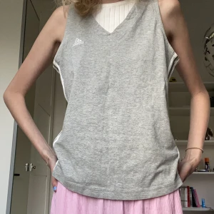 adidas linne - Säljer ett gammalt adidas linne, perfekt nu inför sommaren,  aldrig använt pga lite för stort på mig! står strl 38 men passar säkert 36 också! Frakt tillkommer! 