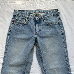 Jeans Mustang - Lågmidjade jeans från Mustang i en perfekt ljusblå färg. Finns tyvärr defekter. Midja 36 cm innerben 74