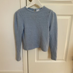 Zara tröja - Fin zara tröja. I mycket bra skick. Den är skön och fin med små axelpuffar. ⚡️
