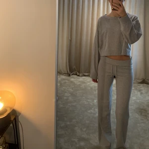 Stickat Juicy couture sett - Säljer detta super fina stickade juciy couture sett! Helt nytt med lappar kvar, storlek s i byxorna och m i överdelen. Nypris 3100